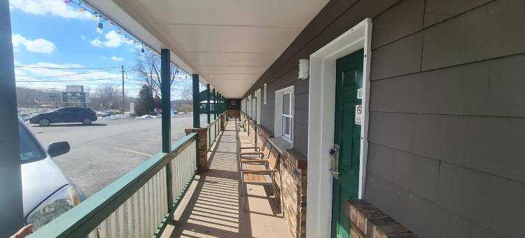 OYO东斯特劳兹堡波科诺斯的Werry's小屋汽车旅馆酒吧(Werry's Cottages Motel & Pub by OYO East Stroudsburg Poconos)图片