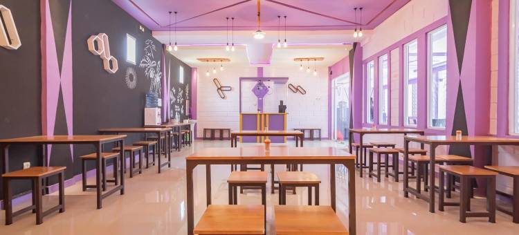 红多兹酒店@加鲁特奇帕纳斯(RedDoorz @ Cipanas Garut)图片