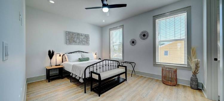 萨法里街度假屋 - 距海滩仅数步！两套一价！可住16人！(Safari Street Stay - Steps 2 Beach! 2 units for 1 price! Sleep 16!)图片