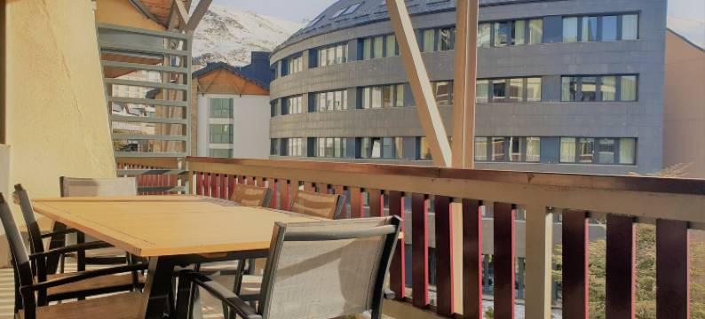 托多西亚拉内华达巴哈区 - 缆车旁(Todosierranevada Zona Baja - Montblanc Vistas A la Montana - Junto a Los Telecabinas)图片