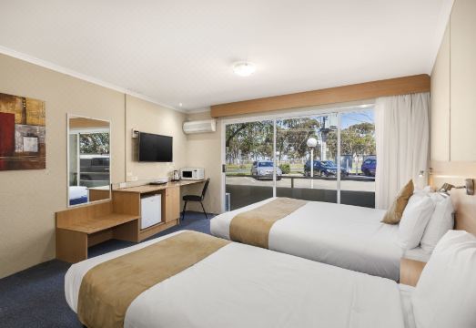 Ciloms Airport LodgeHotel Overview