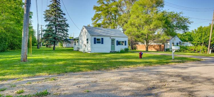 舒适的家带后院～距市中心萨吉诺三英里！(Cozy Home w/ Backyard ~ 3 Mi to Downtown Saginaw!)图片