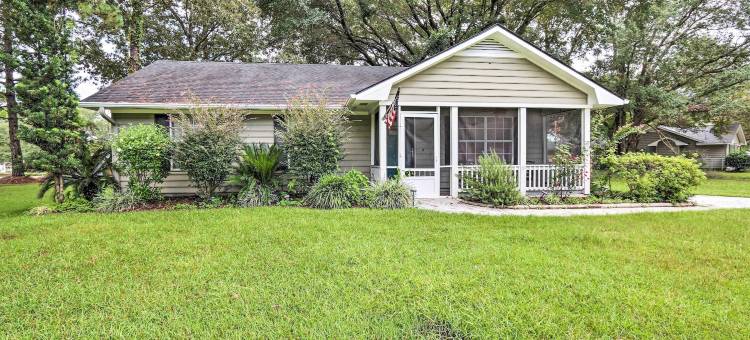 宁静的博福特家庭，带前廊+烤架(Peaceful Beaufort Home w/ Front Porch + Grill)图片