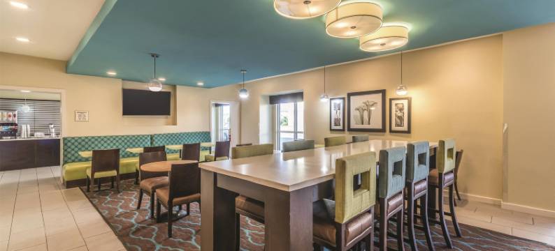 圣路易斯科林斯维尔拉昆塔温德姆套房酒店(La Quinta Inn & Suites by Wyndham Collinsville - St. Louis)图片