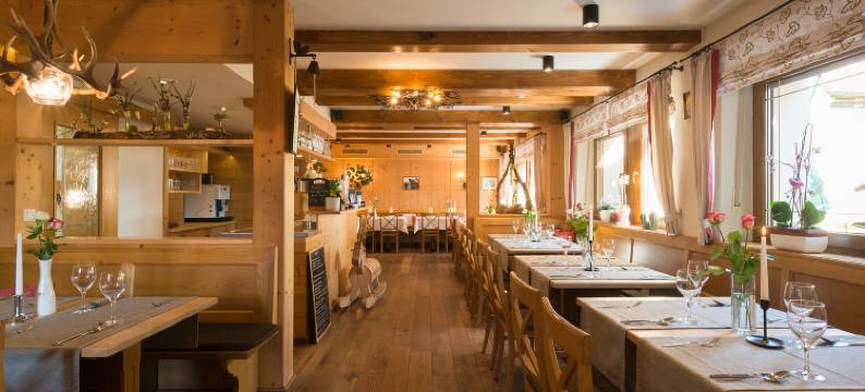 阿尔费尔德 - 梅特法兰肯布劳纳赫希旅馆(Gasthof-Pension Brauner Hirsch in Alfeld - Mittelfranken)图片