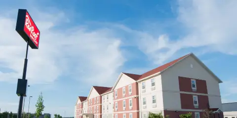 迪金森紅頂套房酒店