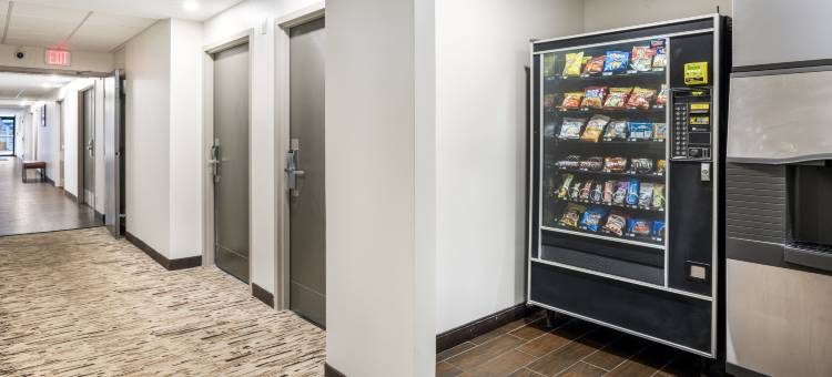 波士顿沃本伯灵顿红顶PLUS酒店(Red Roof Plus+ Boston - Woburn/ Burlington)图片