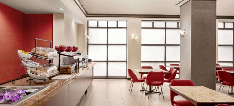 奥兰多机场华美达套房酒店(Ramada by Wyndham Suites Orlando Airport)图片