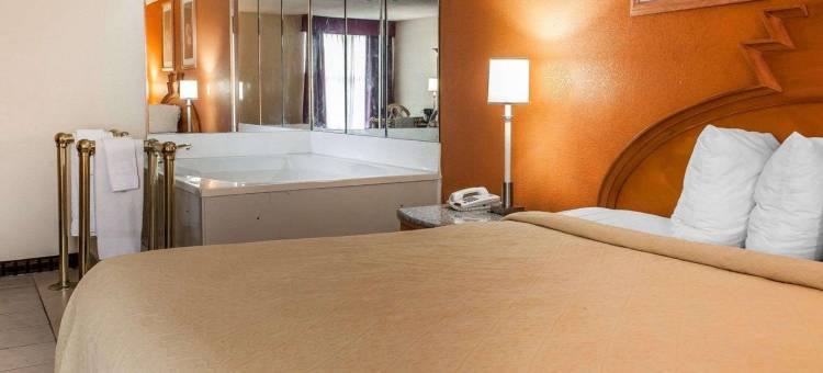 谢尔比维尔 I-74 凯艺套房酒店(Quality Inn & Suites Shelbyville I-74)图片