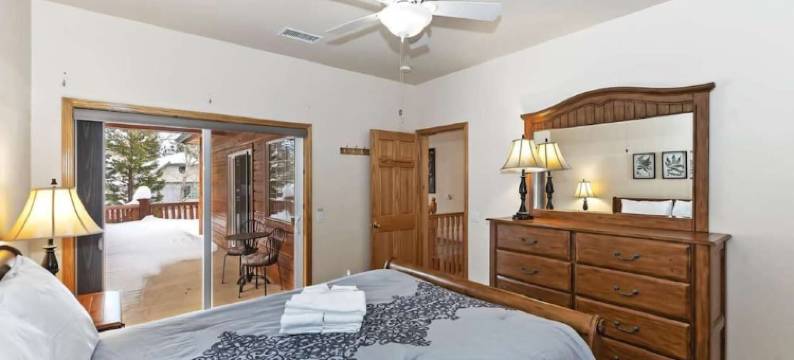 Avantstay的禅宗洞穴中大熊理想位置的娱乐之家配有热水浴缸(Zen Den by AvantStay Entertainers Home in Ideal Big Bear Location w Hot Tub)图片