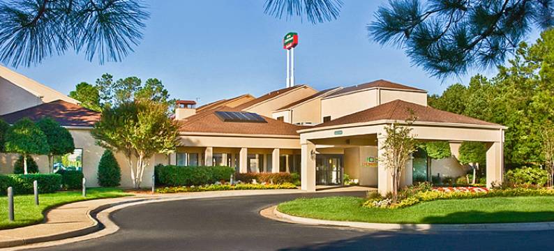 汉普顿体育馆中央万怡酒店(Courtyard Hampton Coliseum Central)图片