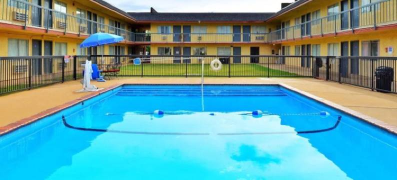 卡斯尔因苏伊特斯由OYO奇卡沙管理(Castle Inn & Suites by OYO Chickasha)图片