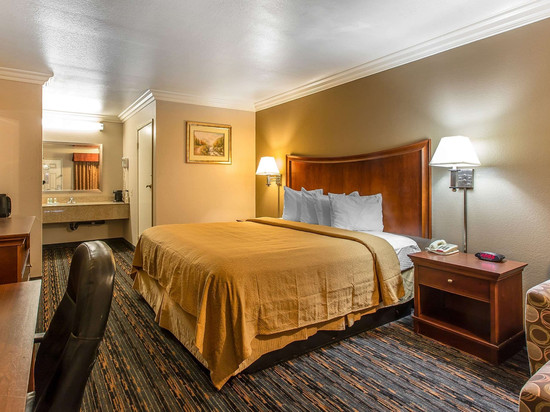 凯艺酒店-莱克埃尔西诺15号州际公路