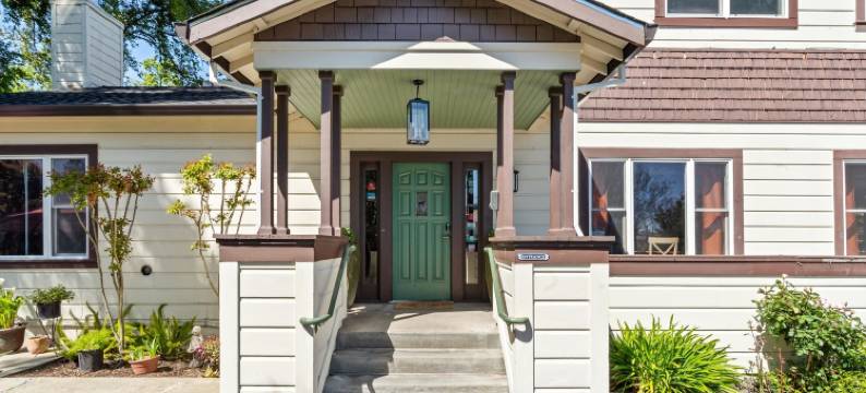 红棕熊溪边住宿加早餐旅馆(Cinnamon Bear Creekside Inn)图片