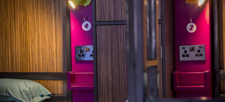 踢屁屁草市场-仅限18岁以上入住(Kick Ass Grassmarket (18+))图片