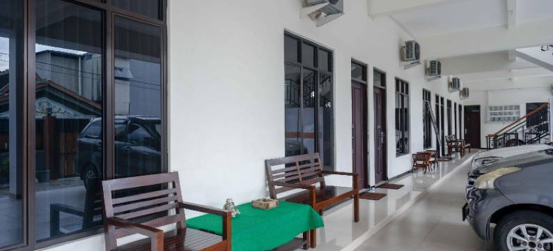 红多兹酒店-近蒂尔托纳迪2号航站楼(RedDoorz Near Terminal Tirtonadi 2)图片