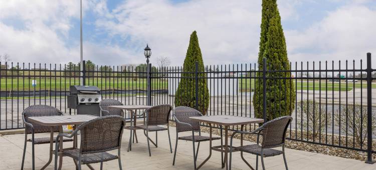 比赛勒斯北红狮酒店及套房(Red Lion Inn & Suites Bucyrus North)图片