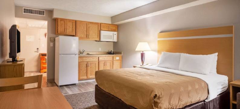 I-80 格兰德艾兰郊区开放式客房(Suburban Studios I-80 Grand Island)图片