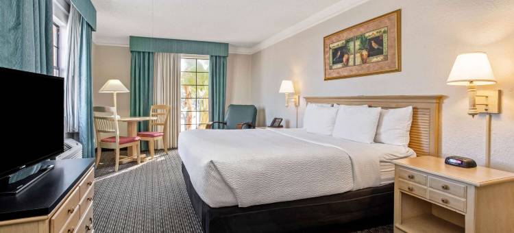 坦帕湾皮内拉斯公园克利尔沃特拉昆塔温德姆酒店(La Quinta Inn by Wyndham Tampa Bay Pinellas Park Clearwater)图片