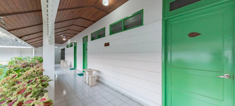 红多兹苏卡布米惹兰街玛塔迪娜塔酒店(RedDoorz @ Jalan R.E. Martadinata Sukabumi)图片