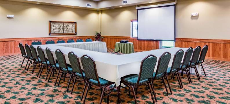 皮埃尔堡会议中心温德姆美吟温德姆酒店(AmericInn by Wyndham Fort Pierre Conference Center)图片