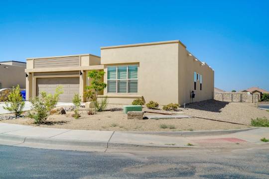 位于索诺马牧场的明亮现代拉斯克鲁塞斯住宅(Bright and Modern Las Cruces Home in Sonoma Ranch)