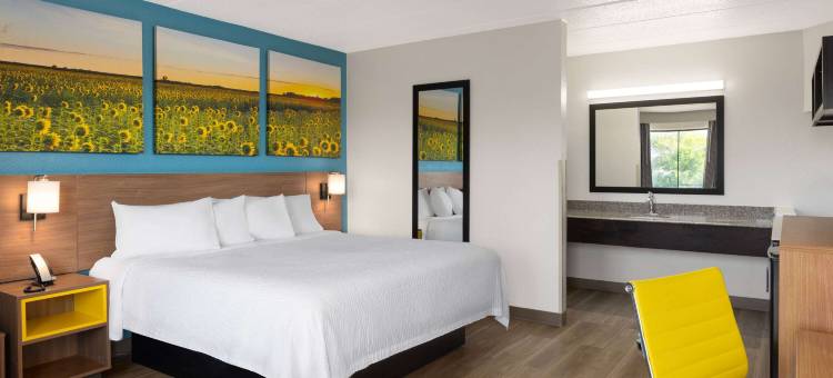 温德姆戴斯酒店及套房-印第安纳波利斯机场东(Days Inn & Suites by Wyndham Indianapolis Airport East)图片