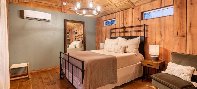 Cabin Just Built! features two covered decks, living room, fireplace, kitchen图片