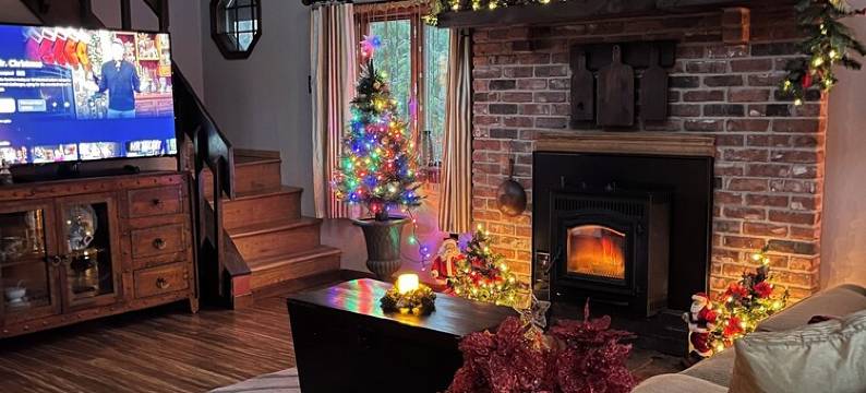 Cozy Lake Escape Near Ski Resort, Game Room Fireplace, Pet Friendly, Fenced Yard图片