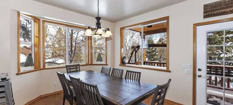 Avantstay的禅宗洞穴中大熊理想位置的娱乐之家配有热水浴缸(Zen Den by AvantStay Entertainers Home in Ideal Big Bear Location w Hot Tub)图片