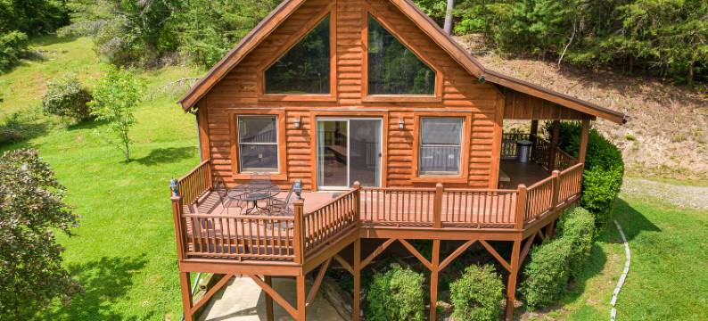 Tranquil Pond and Cozy Deck - Charming Rustic Retreat图片