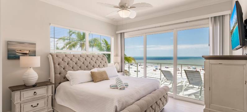 Breathtaking Ocean Views and Spacious Deck - Exquisite Beachfront Retreat图片