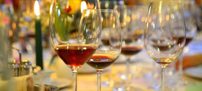 瓦达什库尔特住宿，索蓬(拉)(Vadászkürt Panzió)图片