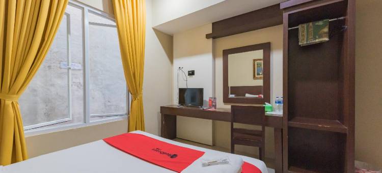 红多兹酒店-近帕萨尔帕吉(RedDoorz at la Mega Near Pasar Pagi Cirebon)图片