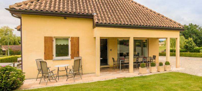 Modern holiday home with swimming pool图片