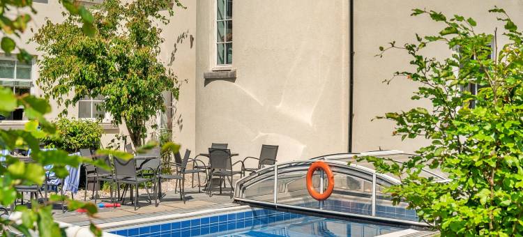 Self-catering retreat with pool, hot tub.图片