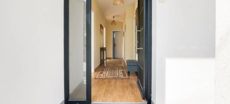 Sunny Home Near the Sea图片