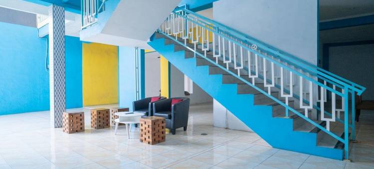 红多兹酒店-近RS米特拉克卢亚加瓦鲁(RedDoorz Near RS Mitra Keluarga Waru)图片