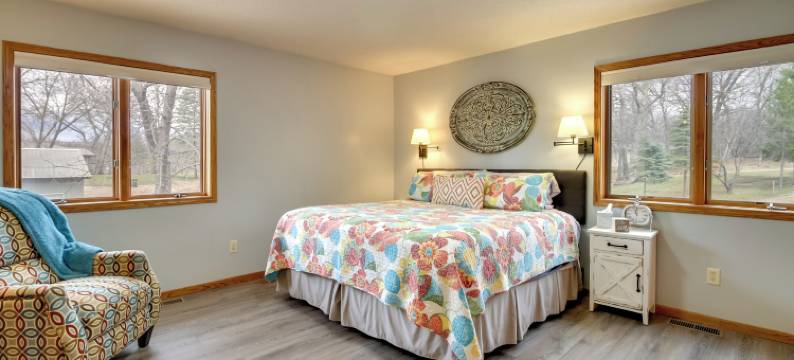 湖畔私人度假屋，带热水浴缸、露台和美景(Private Lakefront Retreat w/ Hot Tub, Deck & Views)图片