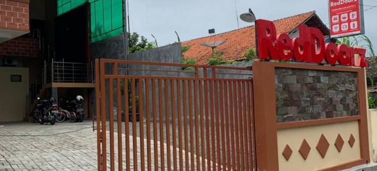 红多兹伊斯兰酒店-近帕蒂新邦利马(RedDoorz Syariah Near Kawasan Simpang Lima Pati)图片