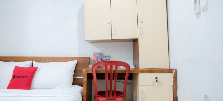 红多兹酒店-近占碑图古佩尔斯(RedDoorz Near Tugu Pers Jambi)图片