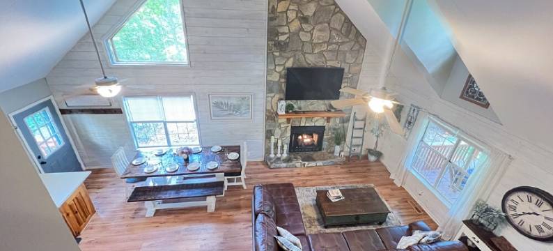 2800 sqft Forest Retreat!4 min to Pool- Hot Tub~Firepit~Dogs! 8 min to Town!图片