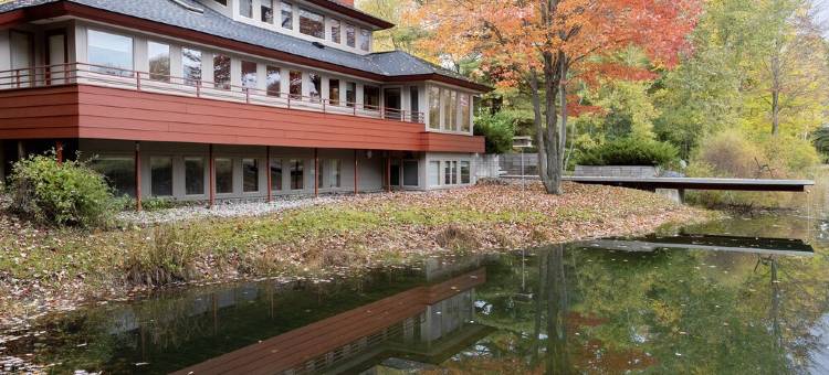 Mid-Century Modern Retreat on Private 10 Acres with 1-Acre Pond & Nature Trails.图片