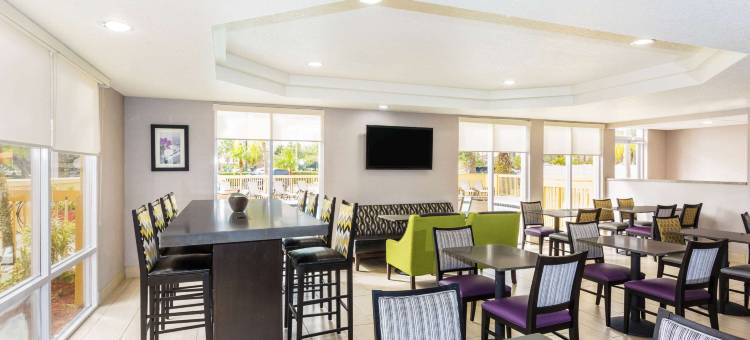 奥兰多环球影城拉昆塔温德姆套房酒店(La Quinta Inn & Suites by Wyndham Orlando Universal Area)图片