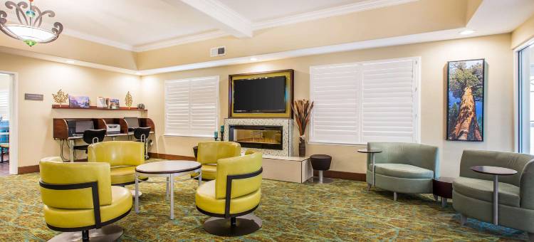 弗雷斯诺河滨公园舒适套房酒店(Comfort Suites Fresno River Park)图片