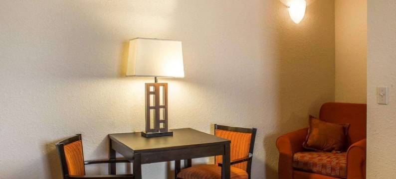 欧克博奇套房罗德威旅馆(Rodeway Inn & Suites Near Okoboji Lake)图片