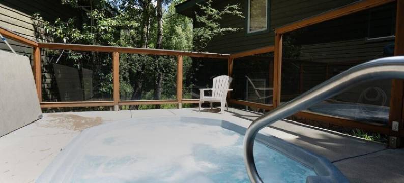 Riverside Dream! Quiet Spot w Deck, 5 Min Walk to Gondola & Main St, Condo图片