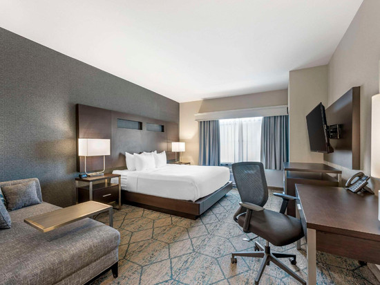 舒适酒店及套房克拉克斯维尔 - 路易斯维尔北