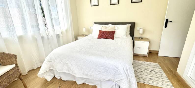 Sunny Home Near the Sea图片