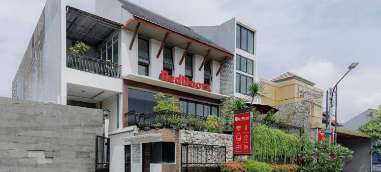 红多兹Plus酒店-近格林普拉姆卡广场购物中心(RedDoorz Plus Near Green Pramuka Square Mall)图片